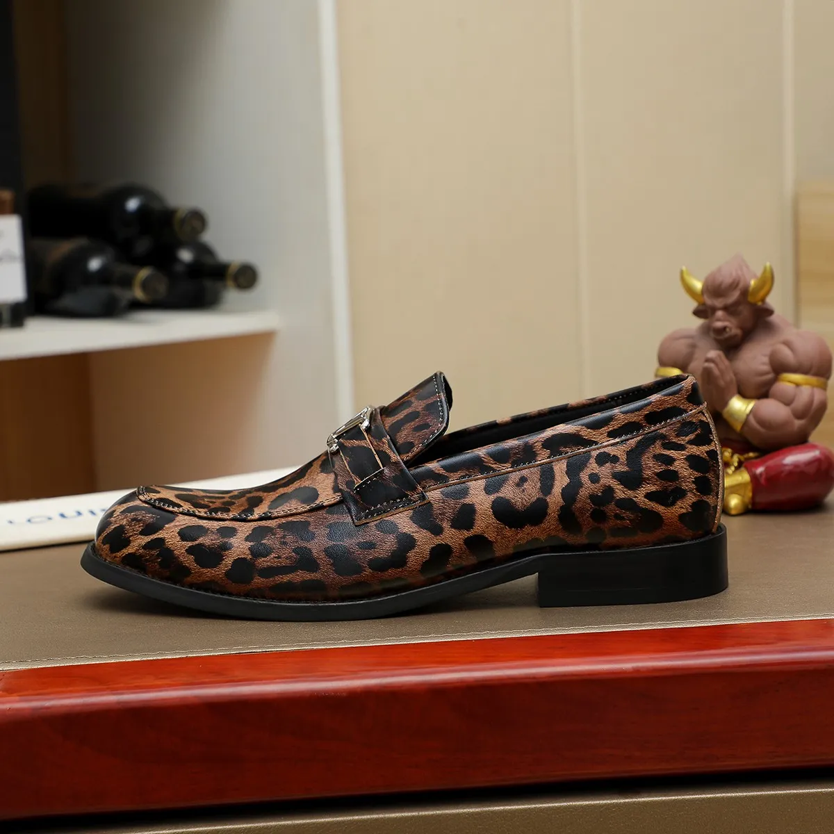 Men's shoes 💰 460 💰 Louis Vuitton LV ® 🆕 model 🔛Full shoe counter, first layer cowhide, 🐂leather lined casual shoes for men, super soft outsole, essential for driving. Counter synchronization, original first layer cowhide, completely 1:1 mold customization🌹top version, color optional! Number: 39-44 (customized at 38.45)